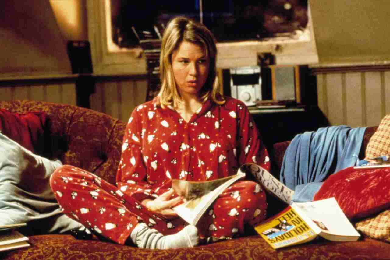 Kadr z filmu Bridget Jones kiedy siedzi ona na kanapie