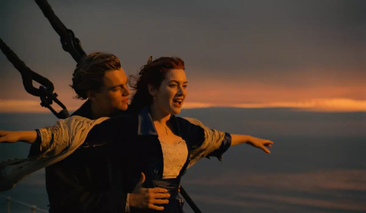 Kard z filmu Titanic, gdzie Jack i Rose stoją na przodzie statku